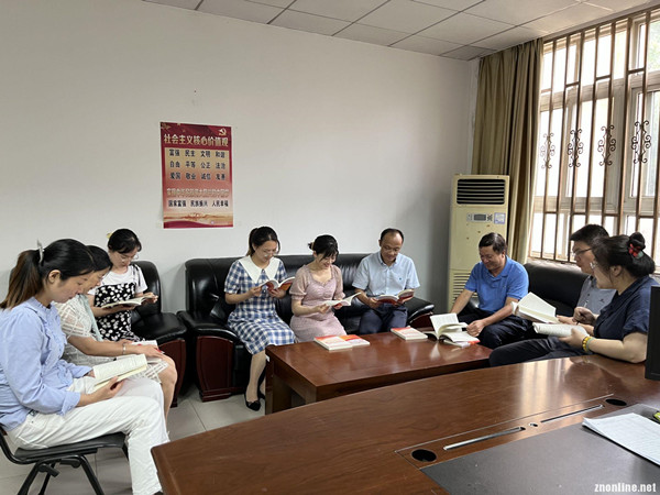 世界杯官网“中国乡村振兴研究院”主编的社区治理培训教材被民政厅采纳(图2) 世界杯官网“中国乡村振兴研究院”主编的社区治理培训教材被民政厅采纳(图2)