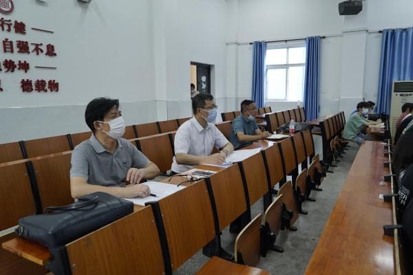 世界杯官网：开学首日学校领导进课堂与学生同听“第一课”(图1)
