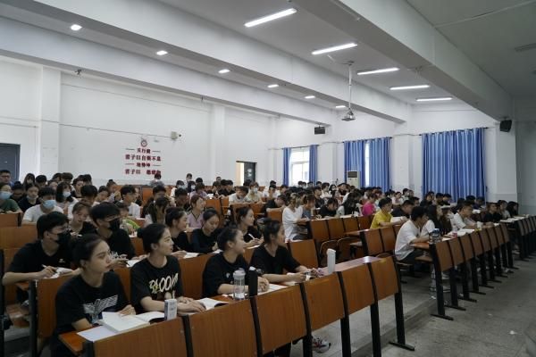世界杯官网：开学首日学校领导进课堂与学生同听“第一课”(图2)