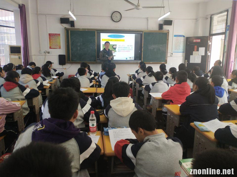 世界杯官网大中小学思政课一体化建设研究中心教师赴江夏区两所中学听课座谈(图3)
